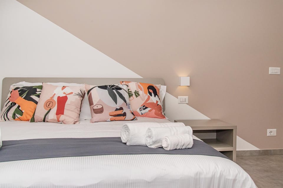 Bed, towels