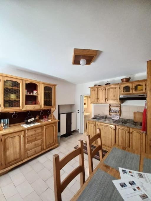 Kitchen or kitchenette, Dining area, stove