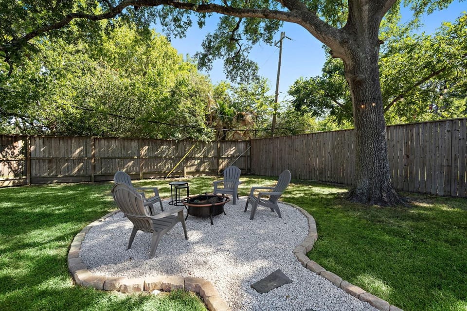 Htown Home Near NRG, Med Center BBQ Yard Games House in Houston