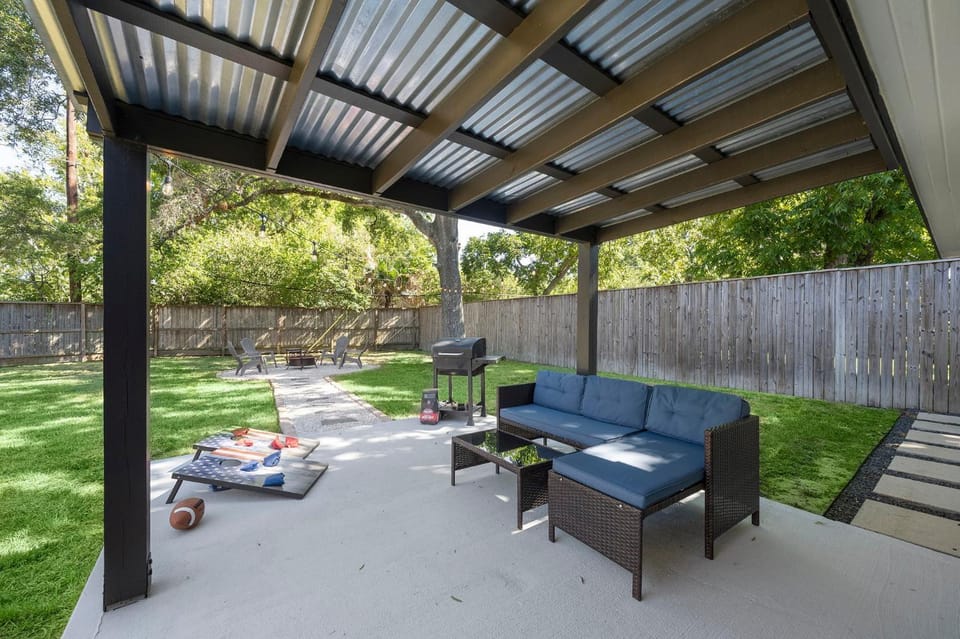 Htown Home Near NRG, Med Center BBQ Yard Games House in Houston
