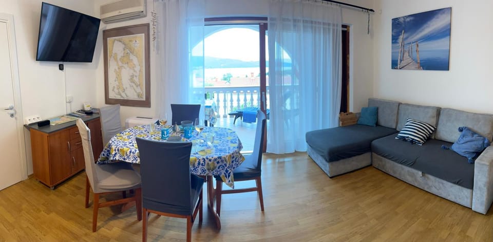 TV and multimedia, Balcony/Terrace, Living room, Seating area, Dining area