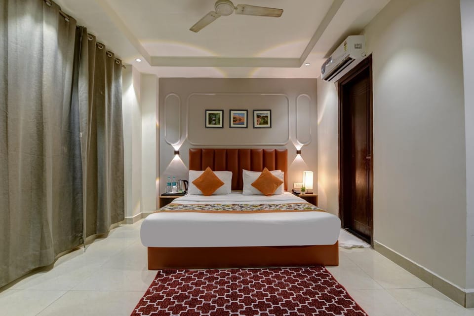 Bed, Photo of the whole room, Bedroom, fireplace, air conditioner