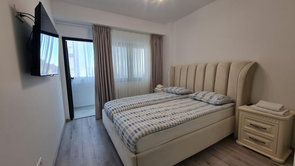Bed, TV and multimedia, Bedroom, towels