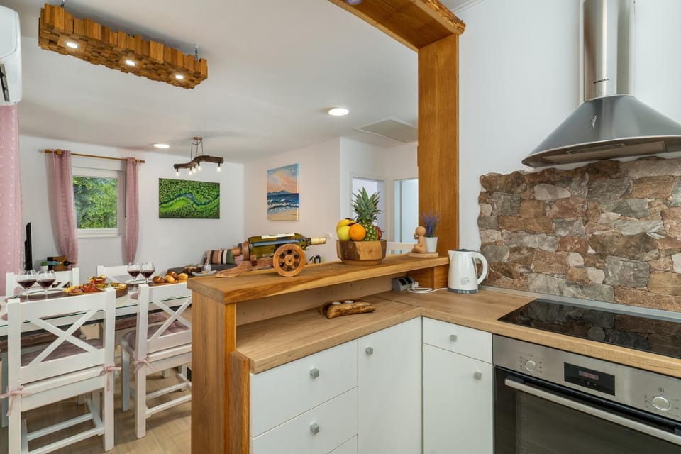 Kitchen or kitchenette, Food and drinks, Dining area, Food, pet friendly, stove