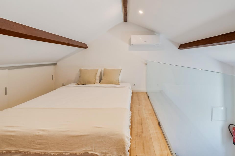 Photo of the whole room, Bedroom, air conditioner