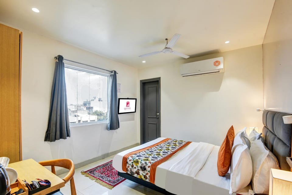 Bed, TV and multimedia, Living room, Photo of the whole room, Seating area, Bedroom, fireplace, air conditioner
