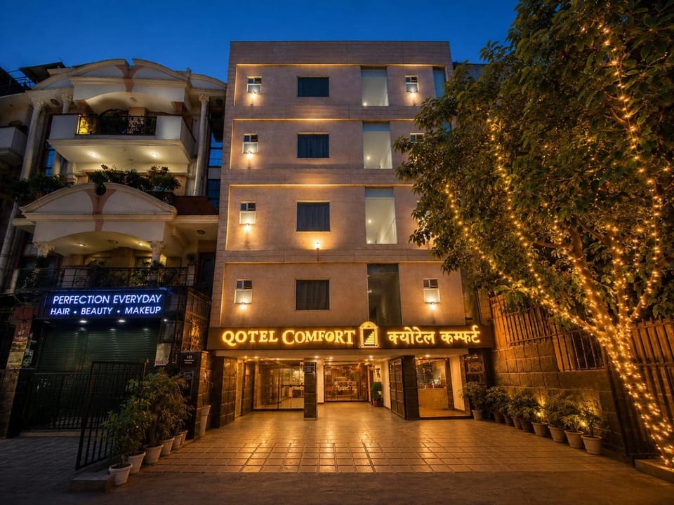 Property building, Facade/entrance, Night