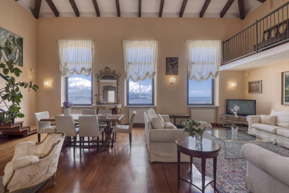 Villa le palme-Pool, garden, terrace & sea view Villa in La Spezia