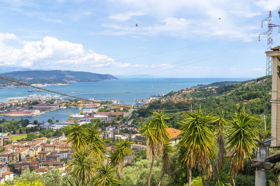 Villa le palme-Pool, garden, terrace & sea view Villa in La Spezia