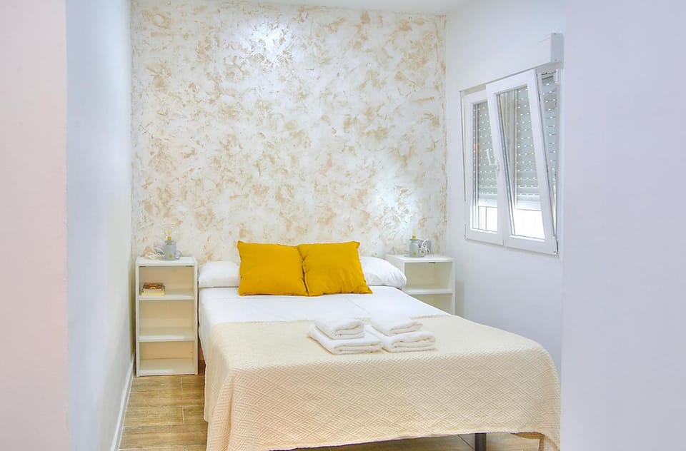 Photo of the whole room, Bedroom