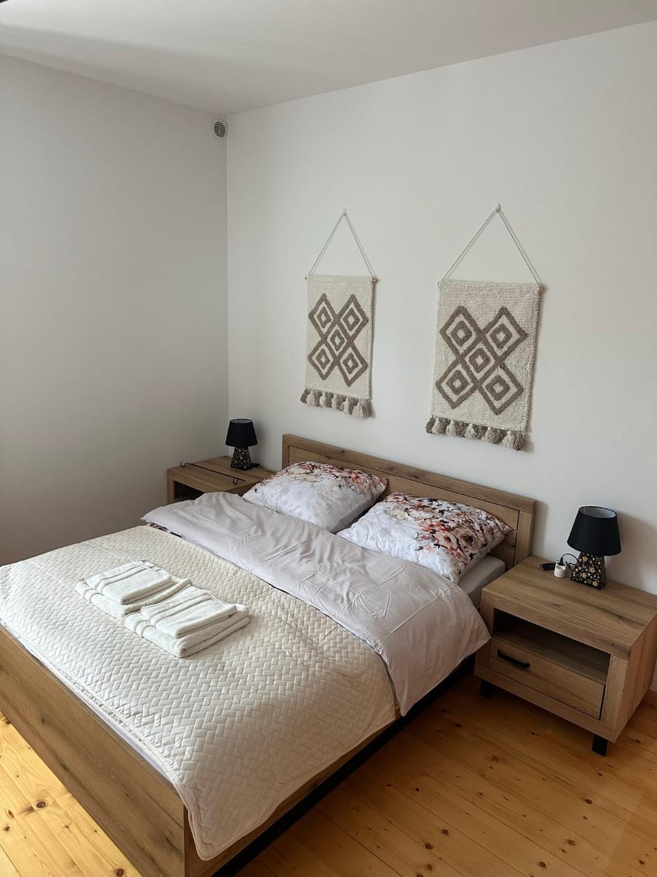Bed, Bedroom, towels