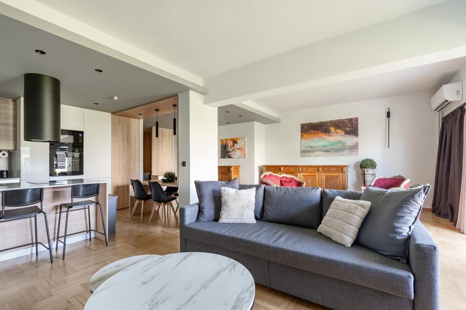 Kitchen or kitchenette, Living room, Seating area, Dining area