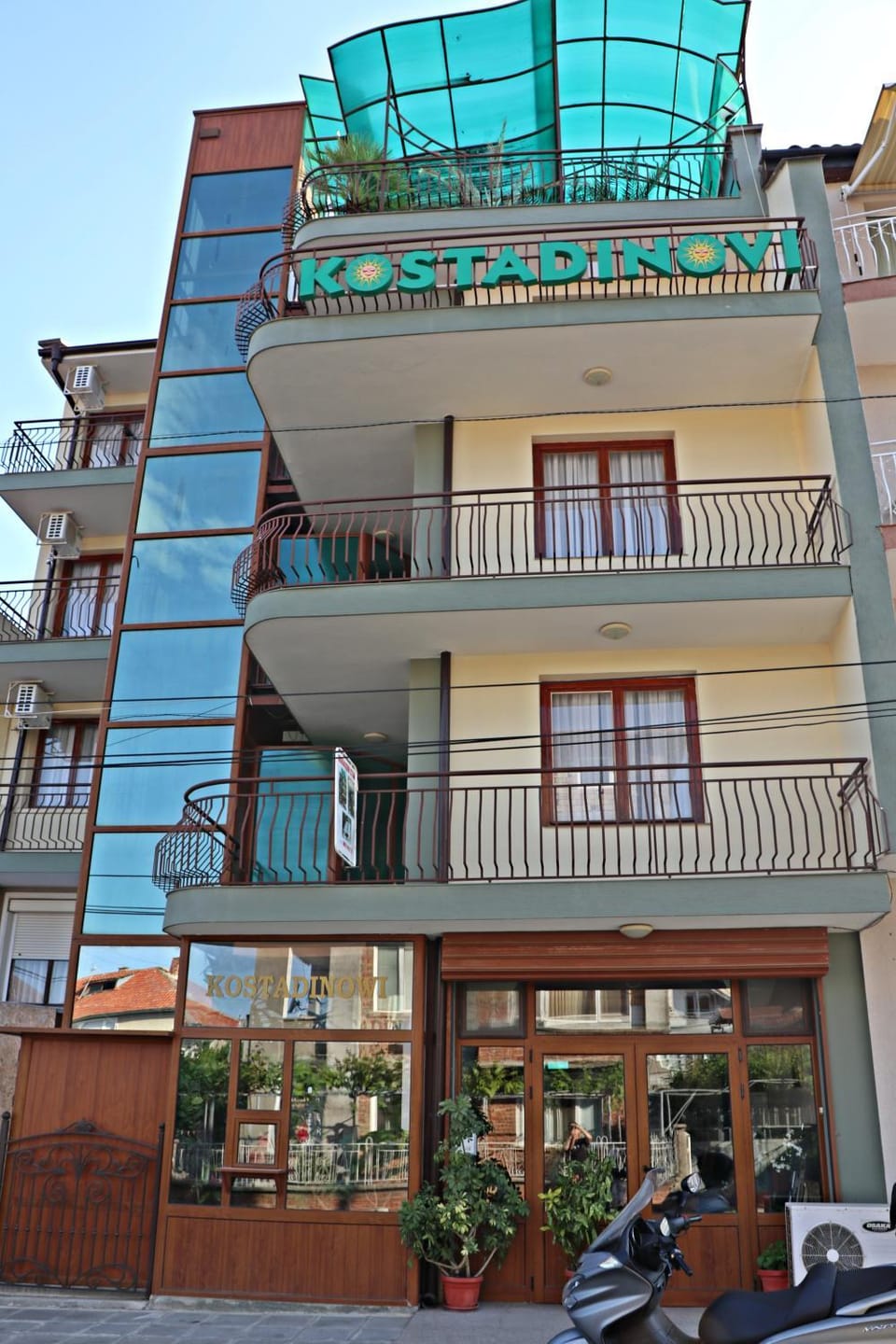 Facade/entrance