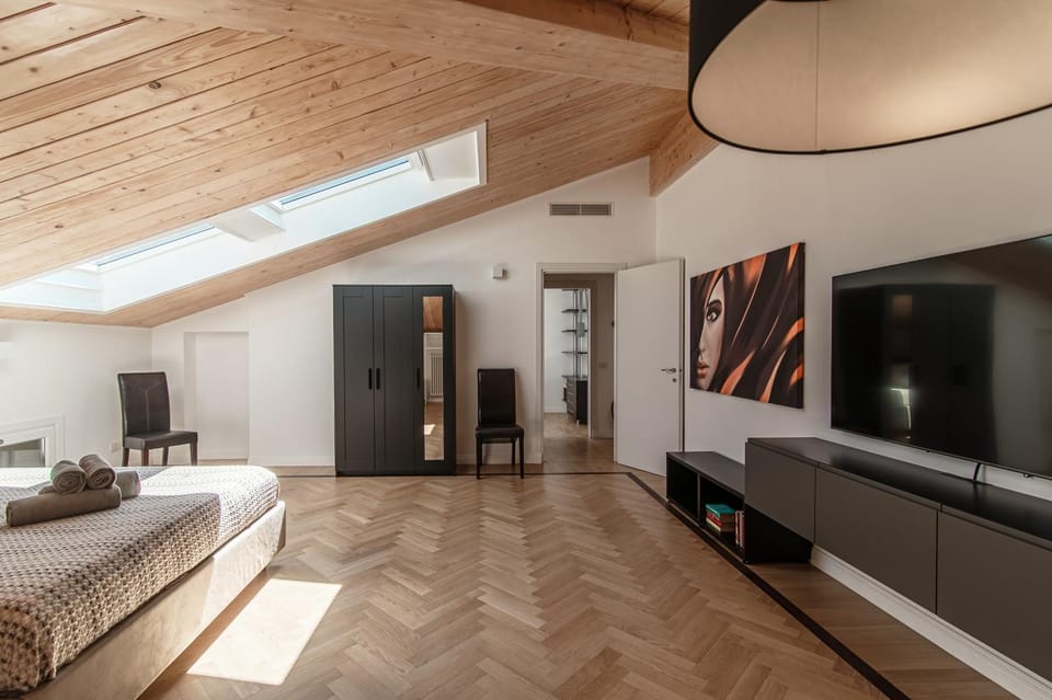 Bed, TV and multimedia, Photo of the whole room, Bedroom, wardrobe