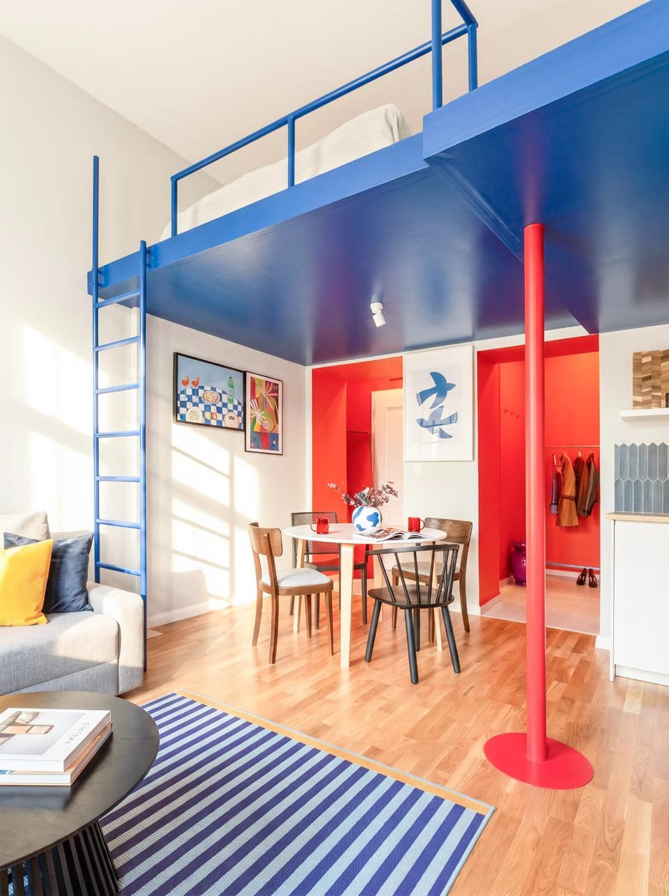 Bed, Kitchen or kitchenette, Living room, Seating area, Bedroom
