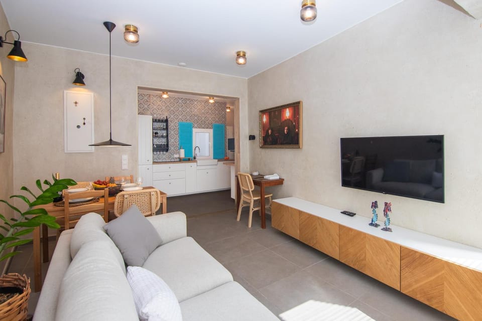 TV and multimedia, Living room, Seating area, Evening entertainment