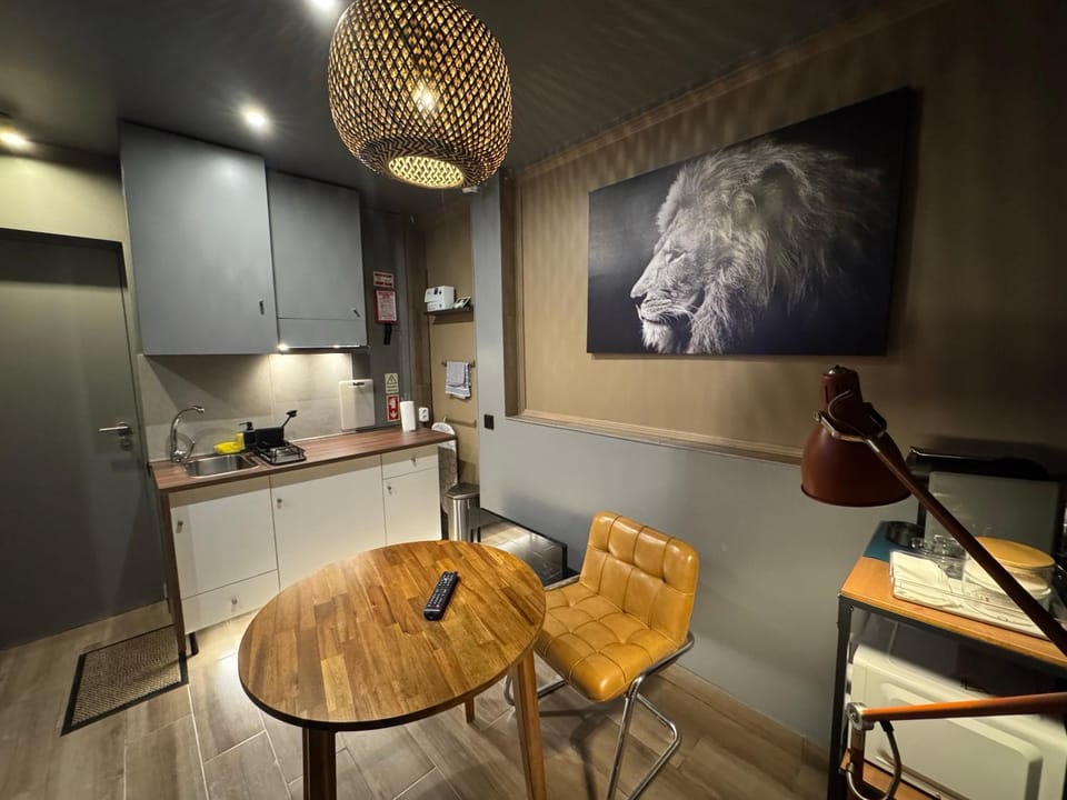 Kitchen or kitchenette, Living room, Seating area, kitchen