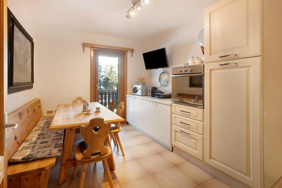 Property building, Kitchen or kitchenette, Living room
