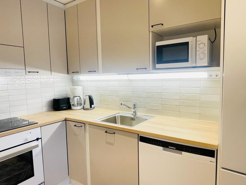 Coffee/tea facilities, dishwasher, minibar, pet friendly, stove, toaster