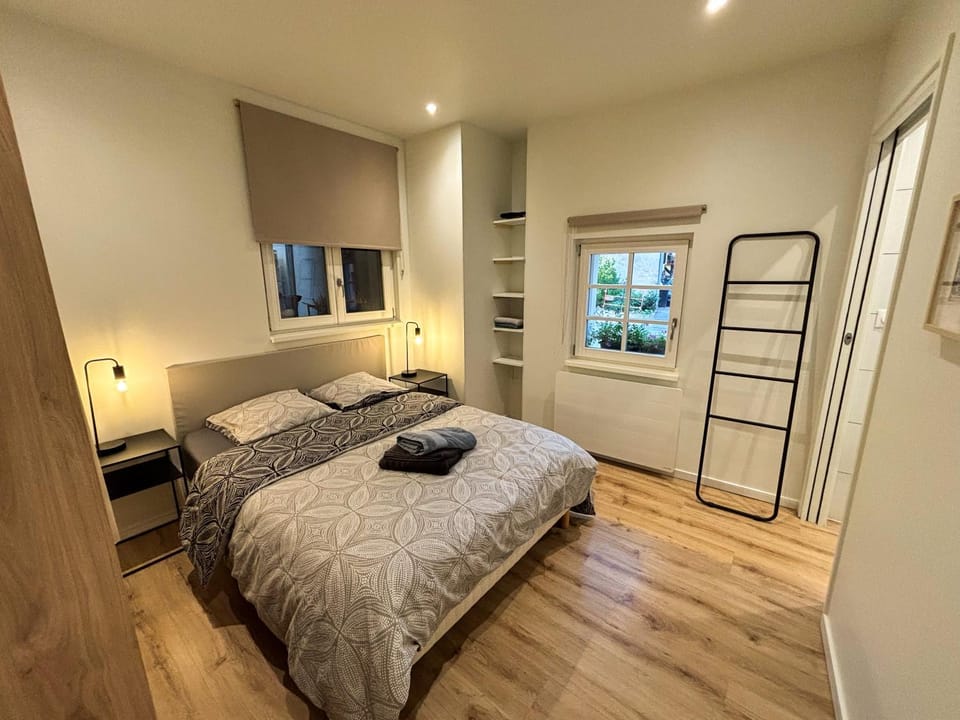 Bed, Photo of the whole room, Bedroom, towels