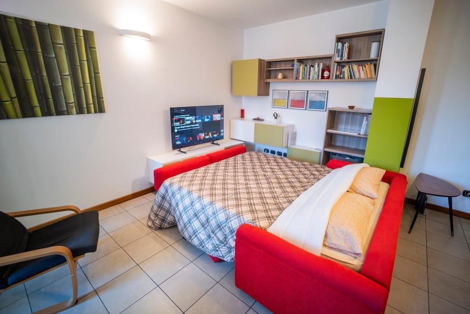 Communal lounge/ TV room, Bed, TV and multimedia, Living room, Photo of the whole room, Seating area