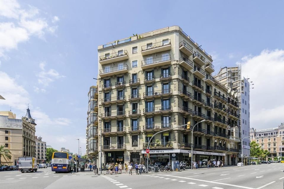 Property building, Neighbourhood, Location