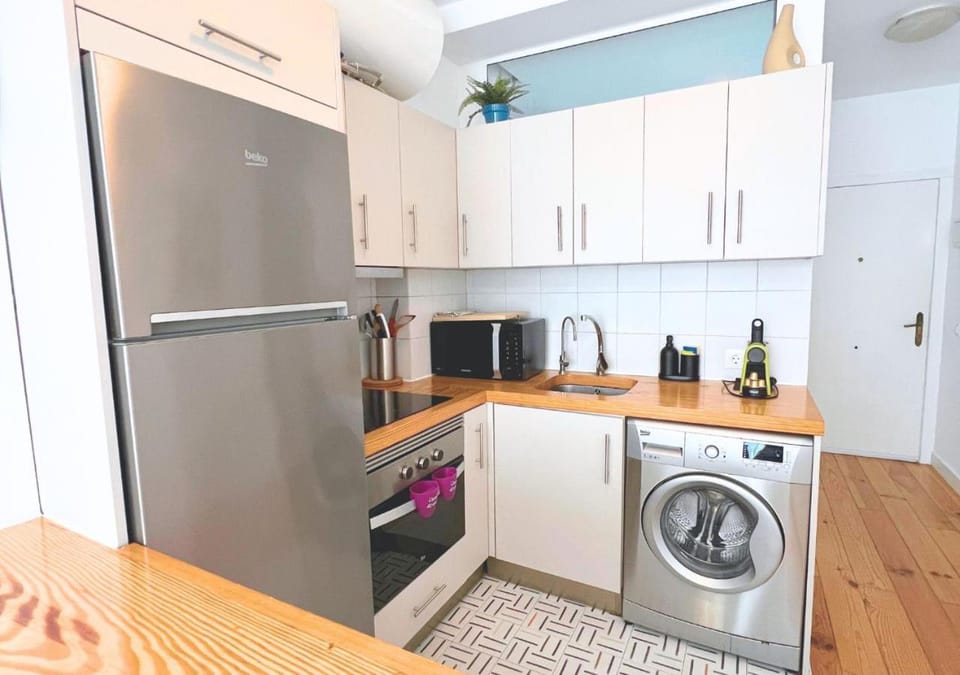 Kitchen or kitchenette, toaster, washing machine, dryer