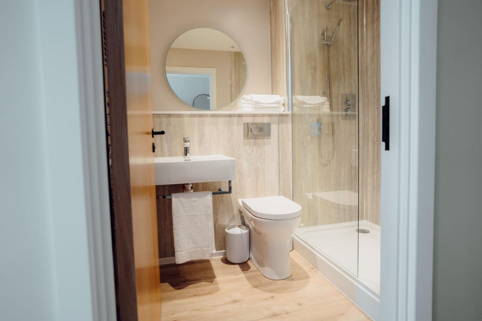 Shower, Toilet, Bathroom, towels