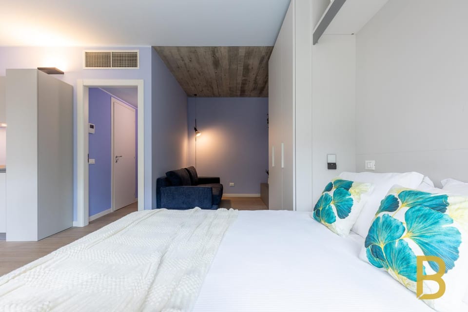 Bed, Photo of the whole room, Seating area, Bedroom, wardrobe, air conditioner