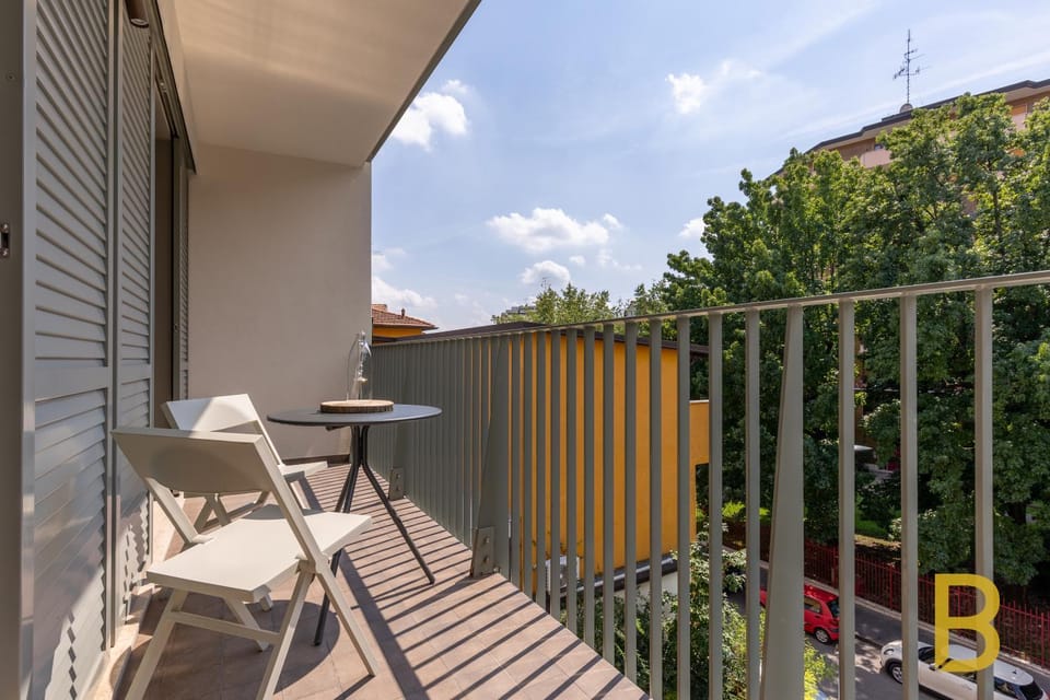 Balcony/Terrace, Street view