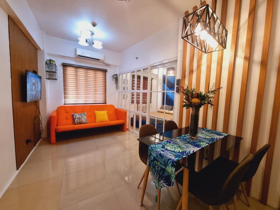 TV and multimedia, Living room, Photo of the whole room, Seating area, Dining area, Evening entertainment, air conditioner