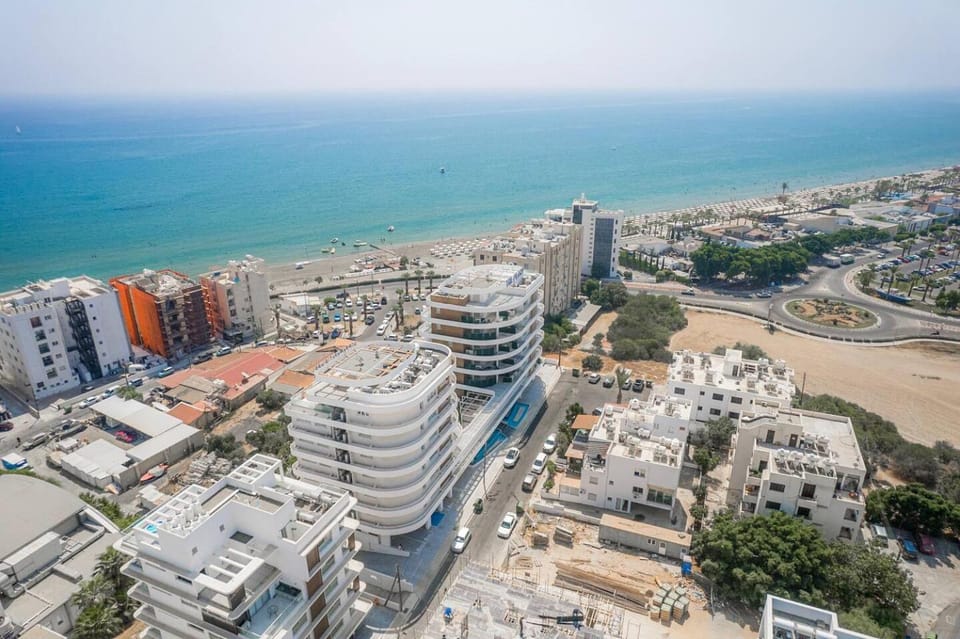 Seaview Pearl in Mackenzie with Pool & Jacuzzi Apartment in Larnaca
