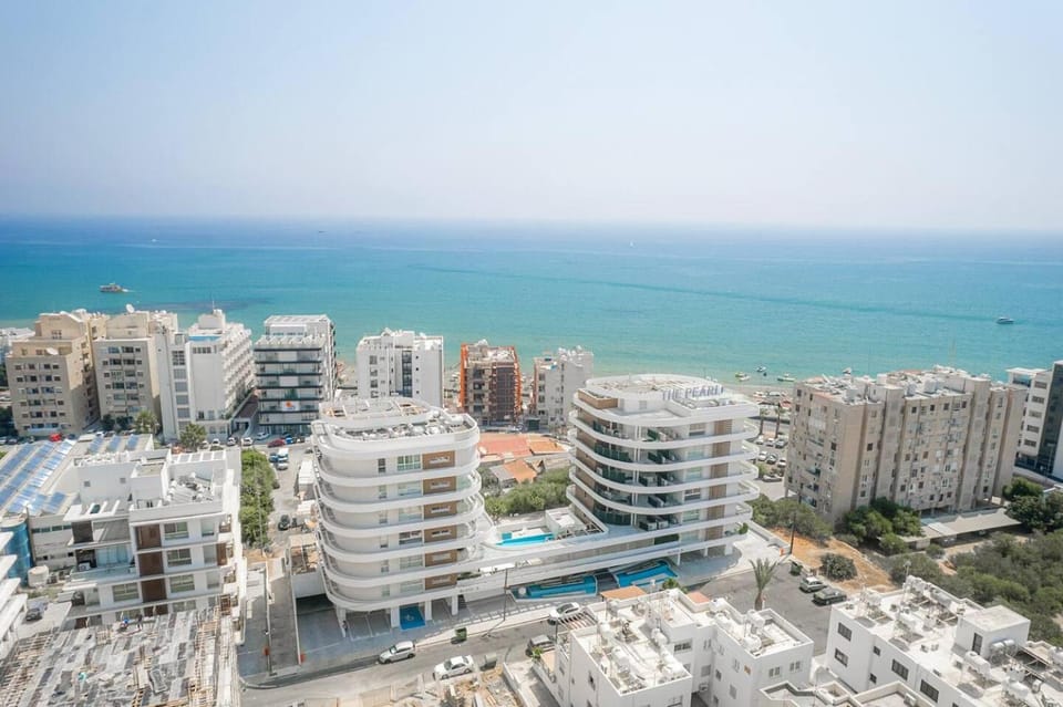 Seaview Pearl in Mackenzie with Pool & Jacuzzi Apartment in Larnaca