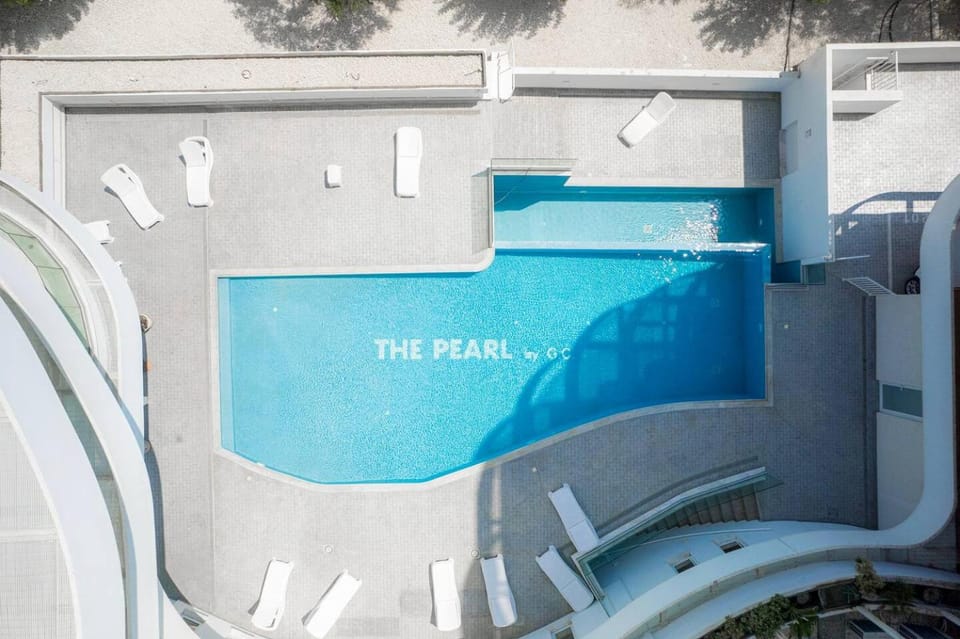 Seaview Pearl in Mackenzie with Pool & Jacuzzi Apartment in Larnaca