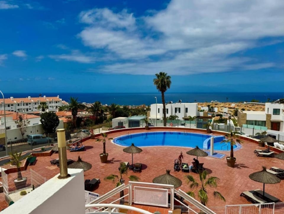Property building, Day, On site, Area and facilities, Swimming pool, sunbed