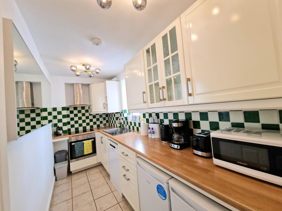 Coffee/tea facilities, Kitchen or kitchenette, dishwasher, microwave, oven, stove, toaster