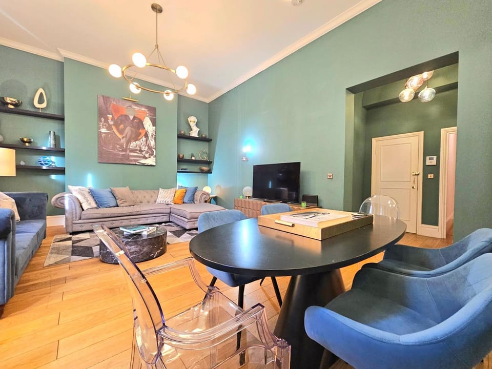 TV and multimedia, Living room, Seating area, Dining area, internet