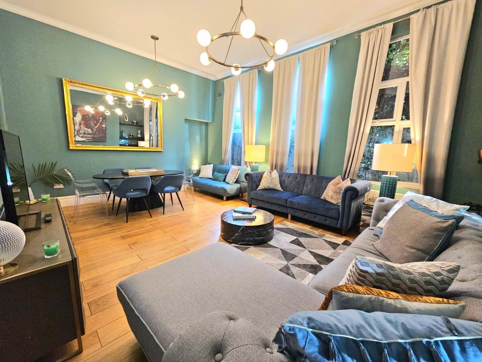 TV and multimedia, Living room, Photo of the whole room, Seating area, Dining area