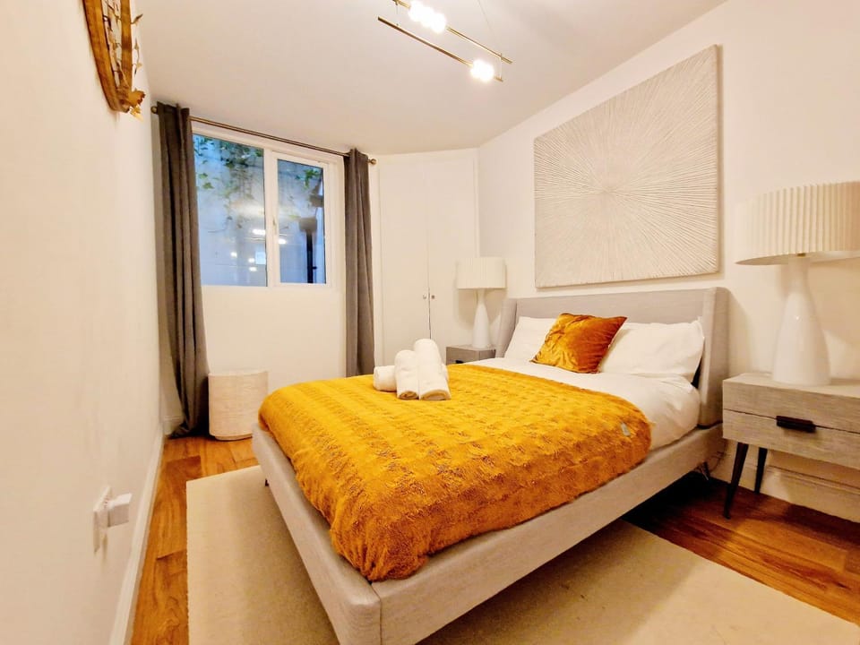 Bed, Bedroom, towels