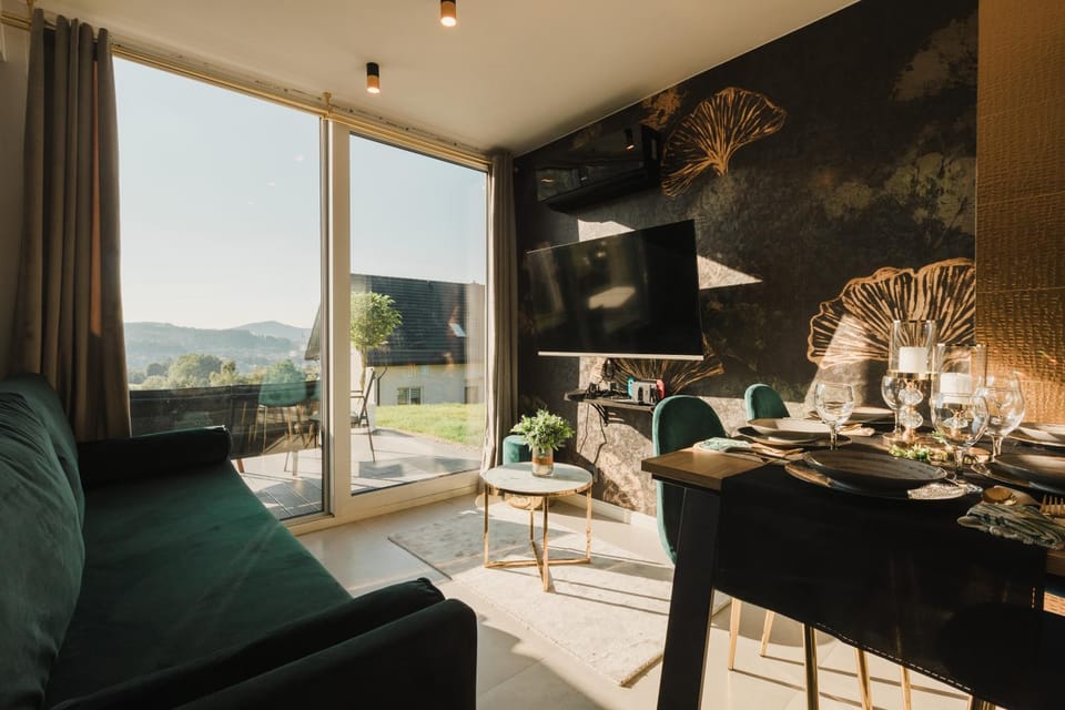 TV and multimedia, Seating area, Dining area