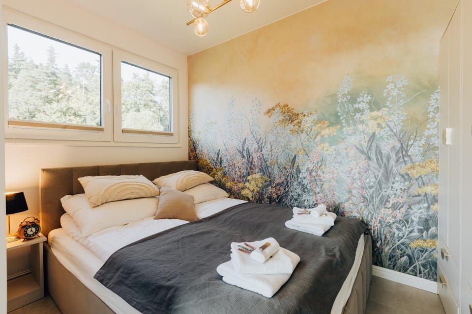 Bed, Photo of the whole room, Bedroom, towels
