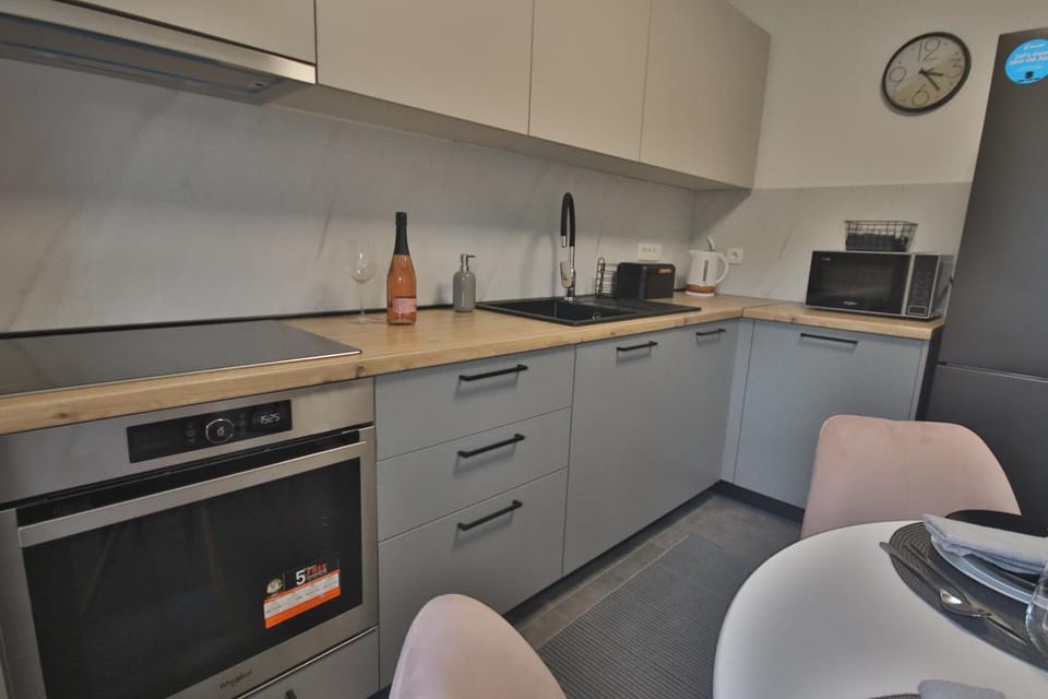Coffee/tea facilities, Kitchen or kitchenette, Dining area, dishwasher, minibar, pet friendly, stove, toaster