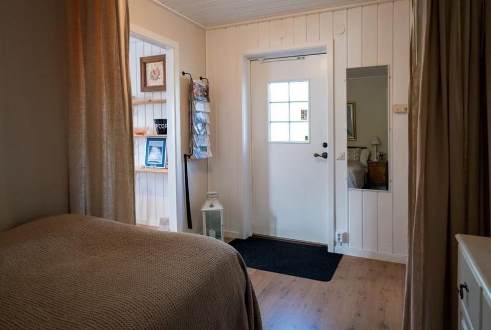 Lilla gröna huset på gården Nature lodge in Sweden