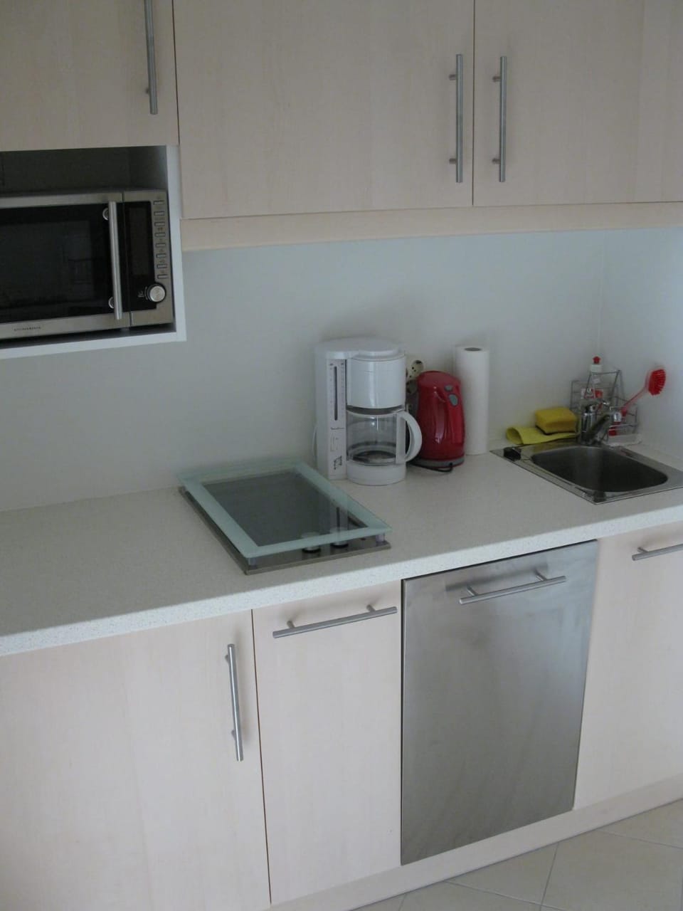 Kitchen or kitchenette, dishwasher, stove