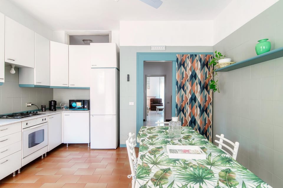 Kitchen or kitchenette, Dining area, oven, stove