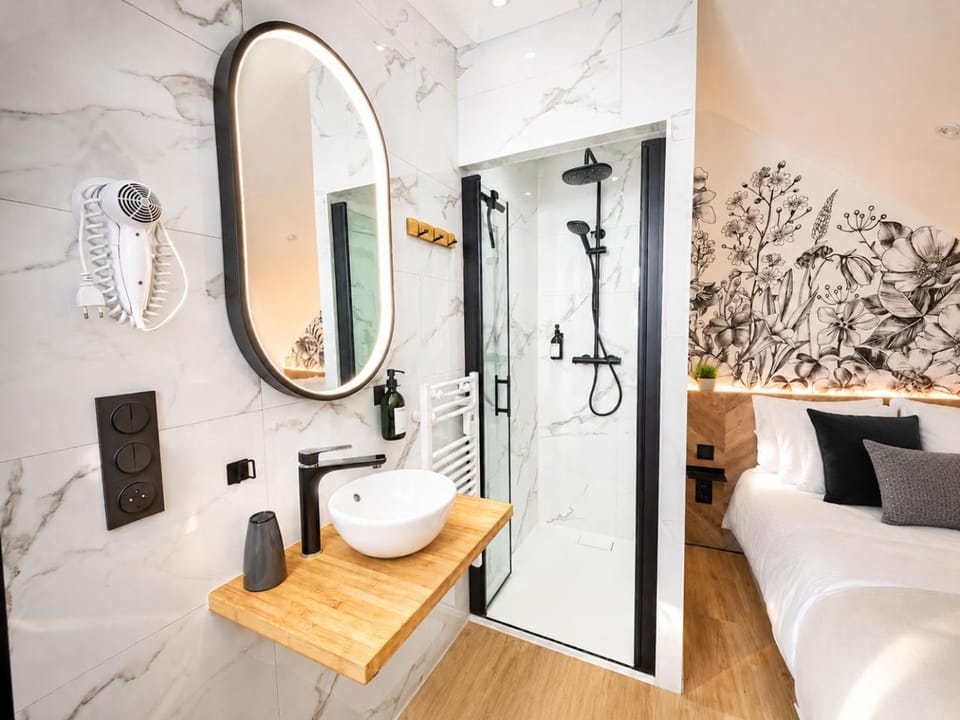 Shower, Bed, Bathroom, Photo of the whole room, towels