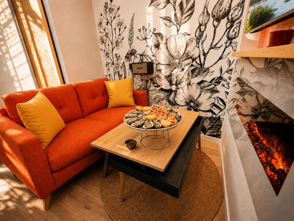 TV and multimedia, Living room, Seating area, Dining area