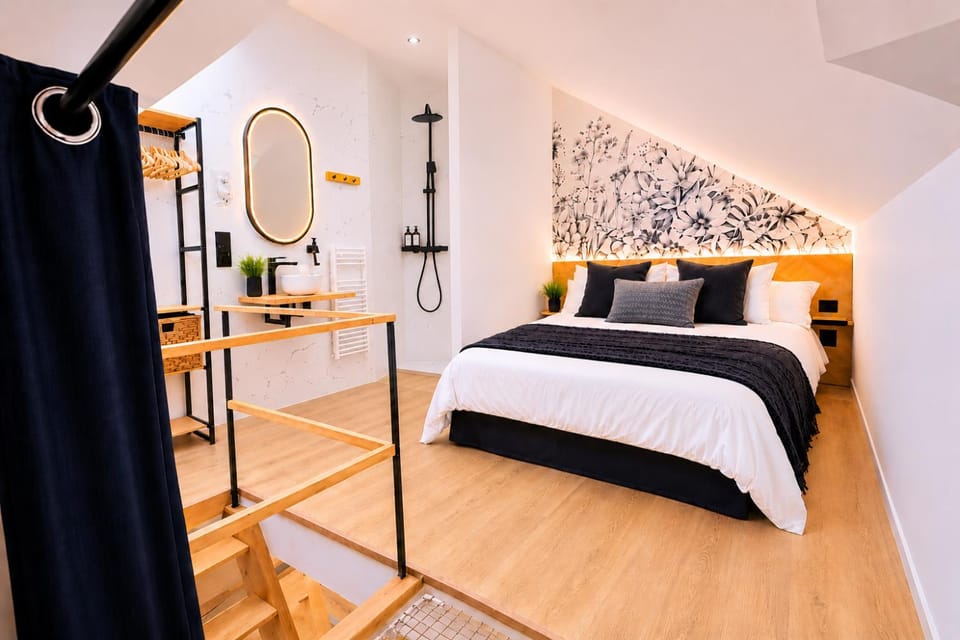 Bed, Bathroom, Photo of the whole room, Bedroom