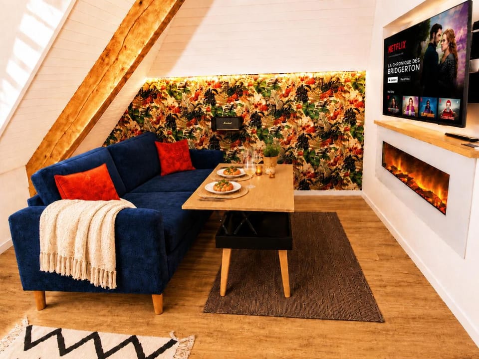 TV and multimedia, Living room, Seating area, Dining area, fireplace