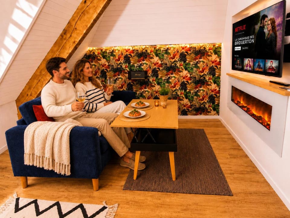Communal lounge/ TV room, TV and multimedia, Living room, Seating area, Dining area